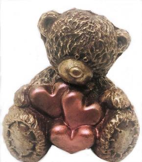 Мишка Тедди с сердцами из шоколада